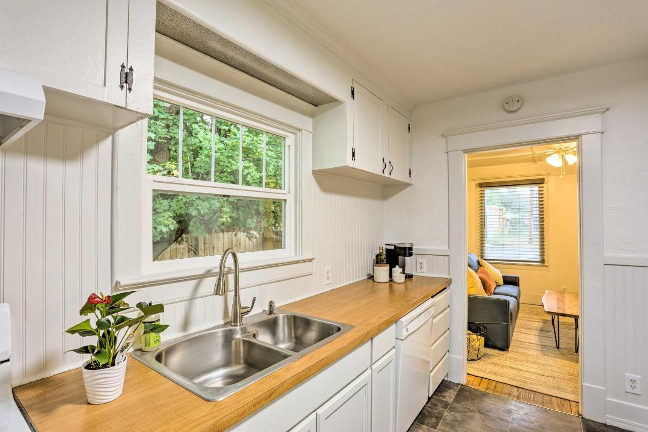Pet-Friendly Baker City Escape With Private Yard! Exterior photo