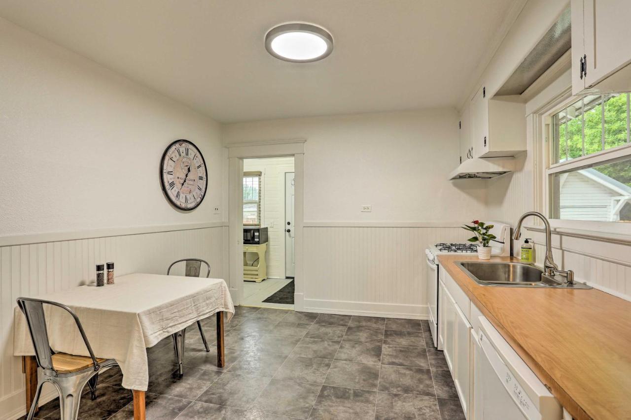 Pet-Friendly Baker City Escape With Private Yard! Exterior photo