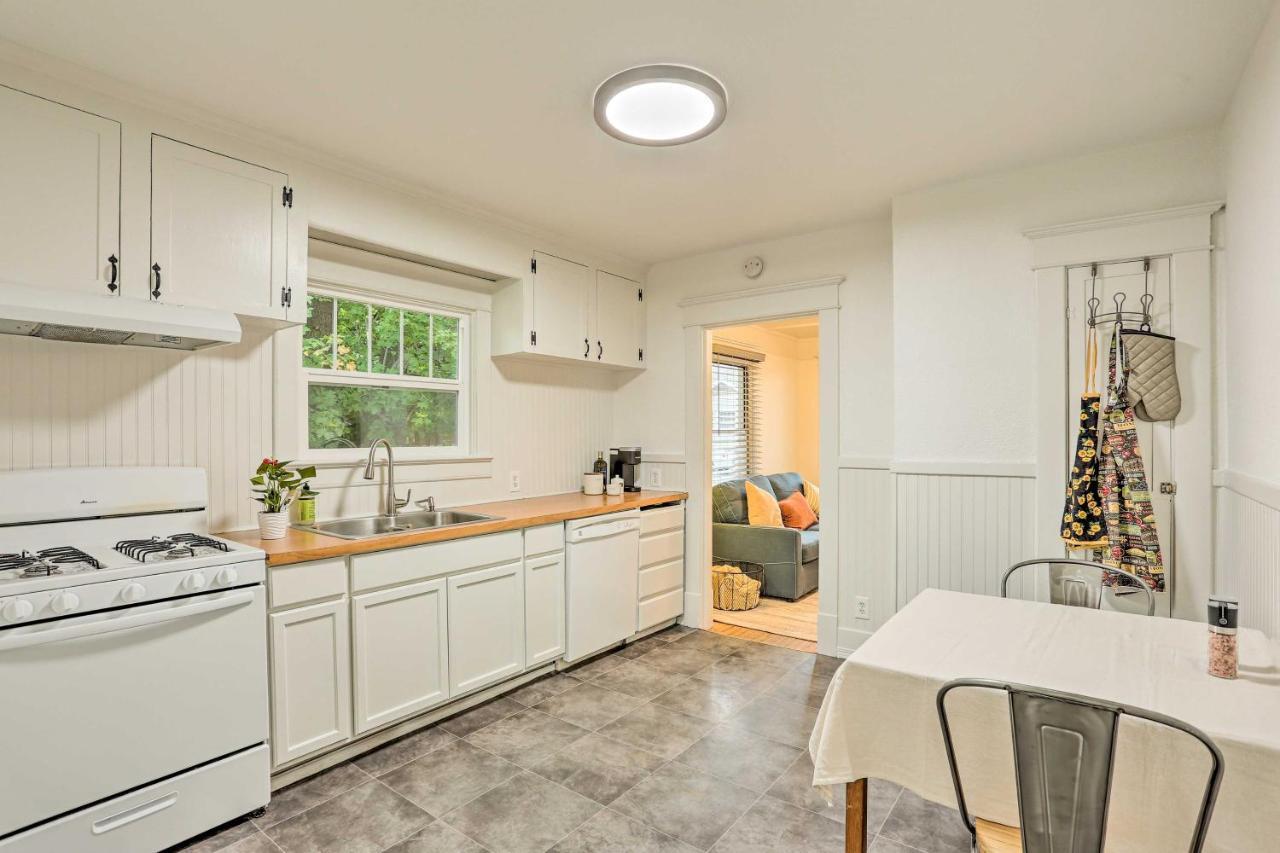 Pet-Friendly Baker City Escape With Private Yard! Exterior photo