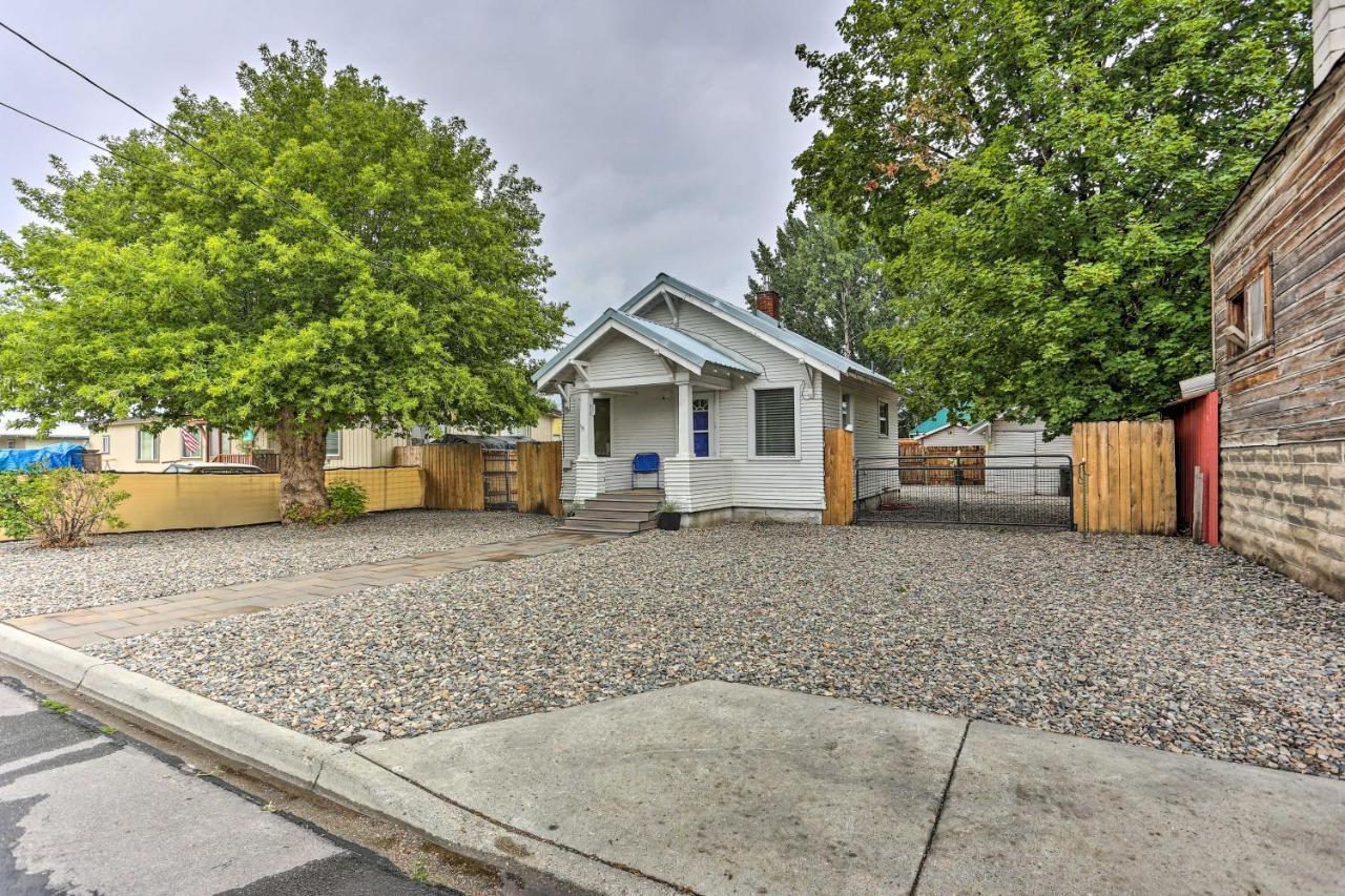 Pet-Friendly Baker City Escape With Private Yard! Exterior photo